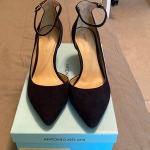 Navy heels by Antonio Melani